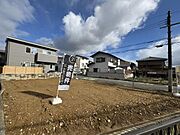東側約5.7ｍ、南側は水路を挟み約5.6ｍの広々道路。開放感があり、陽当たり・通風ともに良好です。