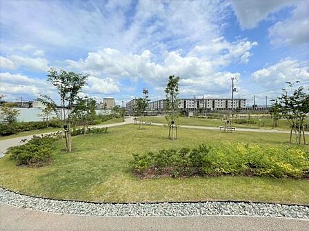 桜井せせらぎ公園まで214m、ひろびろとした芝生広場、池、トイレ、あずまやなどが整備された公園です。浸水被害を軽減するための、地下式調整池を設置。
