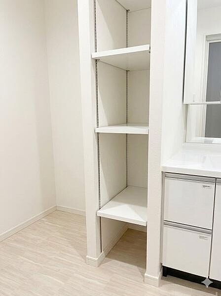 室内洗濯機置き場と生活感を見せない収納設計で、すっきりと洗練された印象です。