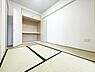 和室：押入れ収納が備えられた和室です。シンプルな壁と畳が落ち着いた雰囲気を作り出しています。畳の目がきれいに整えられていて清潔感があります。収納スペースも広くすっきりと使えます。