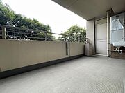 広々としたバルコニーは開放感があります。手すりや床のコンディションも良好です。外部からの視線も気になりにくい配置です。給湯器や配管もすっきりと収まっています。室外機の設置スペースも確保されています。