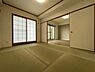和室：障子とふすまで仕切られた和室は落ち着きのある空間を演出しています。畳の肌触りが心地よく隣室との繋がりも楽しめます。明るさが感じられる窓があり日中も快適に過ごせます。収納スペースも備えられています。