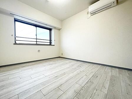 明るい窓から光が入る子供部屋です。エアコン付きで一年中快適に過ごせます。壁や床は落ち着いた色合いでコーディネートがしやすい空間です。すっきりとした形状で使いやすさもポイントです。
