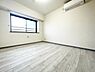 子供部屋：明るい窓から光が入る子供部屋です。エアコン付きで一年中快適に過ごせます。壁や床は落ち着いた色合いでコーディネートがしやすい空間です。すっきりとした形状で使いやすさもポイントです。