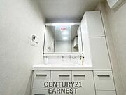 白を基調とした洗面所スペース、備え付けの収納があるのも嬉しいです♪