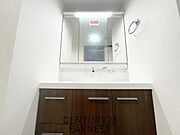シンプルで落ち着いたデザインの洗面台です。三面鏡付きで身だしなみのチェックに便利です。収納スペースが豊富で洗面所まわりがすっきり片付きます。お手入れもしやすい仕様となっています。