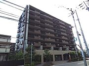 落ち着いた色合いの外観が印象的な建物です。バルコニーが各戸に設けられており開放感があります。エントランス前の植栽がアクセントになっています。堂々とした佇まいが目を引くマンションです。