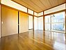 洋室：大きな窓から光がしっかり入る洋室です。木目調の床と天井が落ち着いた雰囲気を演出しています。収納スペースとして使える引き戸も設置されています。お部屋全体も広々としています。開放感が感じられる洋室です。