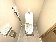 トイレはウォシュレット付き！見やすい壁付けリモコンです。