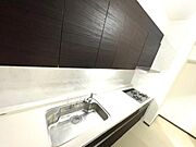 キッチン独立型なので生活感を出さずにリビングを使えます。ほかのお部屋への汚れの飛び散りも気にせずお料理できます。