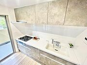 リフォーム済のきれいなキッチンでお料理もはかどりそうです♪グレーカラーで落ち着いた雰囲気です。