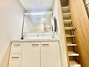 かぎられたスペースを有効活用した収納つき！かさばる洗面用品も収納できそう★