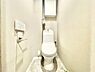 トイレ：ホワイトを基調とした明るいトイレ空間です。収納スペースも設置されすっきりとした印象です。操作パネルが壁付けで使いやすい仕様になっています。床材もお手入れしやすそうなデザインです。