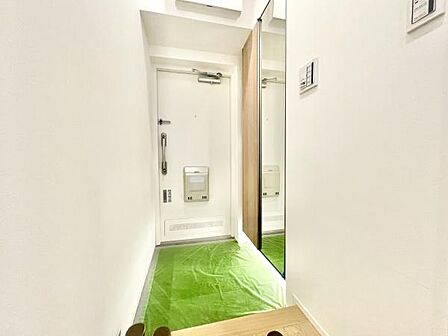 足元のライトが夜遅くに帰宅しても明るく照らしてくれる玄関スペース★清潔感もございます♪