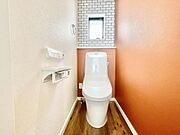 トイレはウォシュレット付き！見やすい壁付けリモコンです。備え付けの棚に飾りやお写真、カレンダーなどをおいても素敵そうです♪