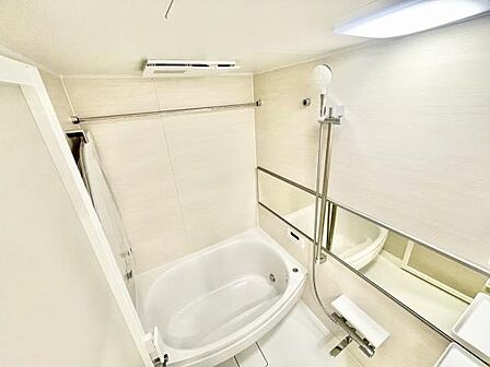明るい色調でまとめられたバスルームは清潔感がありすっきりとした印象です。広めの鏡が設置されており空間に広がりを感じさせます。浴槽はゆったりとしたサイズで落ち着いた雰囲気が漂います。