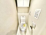 トイレはウォシュレット付き！見やすい壁付けリモコンです。