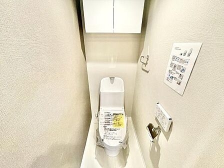 明るく清潔感のあるトイレ空間です。壁面にアクセントがあり圧迫感を感じにくい設計となっています。上部には収納スペースが設けられており日用品の管理もしやすくなっています。