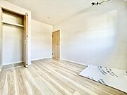 広々とした洋室で明るい光がしっかり入ります。ナチュラルな木目の床が落ち着いた雰囲気を演出します。隣接したお部屋とのつながりも便利です。シンプルな内装で自由度が高い空間です。