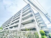 外観は明るく開放感があります。清潔感のあるカラーリングが印象的です。バルコニーが並び各住戸にゆとりある空間が感じられます。共用部分も整理されています。周囲には植栽が配置され緑が映えます。