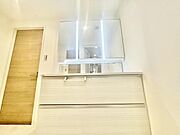 大きな鏡のついたシャンプードレッサーで朝の支度もばっちり！