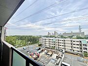 バルコニーから広がる開放感のある現地からの眺望です。遠くまで見渡せるため圧迫感を感じにくいのが魅力です。周囲には緑も点在しており落ち着いた雰囲気を感じられます。