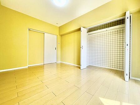 明るい色合いの壁が特徴的な子供部屋です。ワイドなクローゼットが備わっており収納スペースも充実しています。床材はお手入れがしやすく清潔感があります。