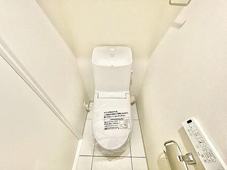 明るい色合いの内装で清潔感のあるトイレです。温水洗浄便座が備わっており使い勝手も考慮されています。床のタイルデザインがアクセントになっています。シンプルなレイアウトでお手入れもしやすいです。