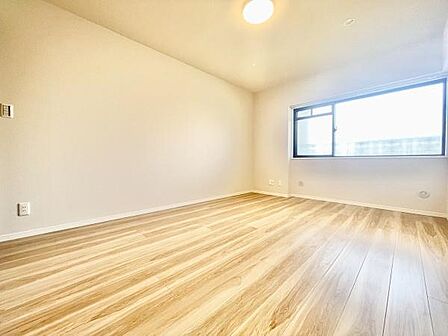 大きな窓からたっぷりと自然光が差し込む寝室です。明るいフローリングが空間を広く見せ落ち着いた雰囲気を感じられます。シンプルな内装なのでお好みに合わせたレイアウトも楽しめます。