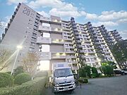 シンプルな外観が特徴のマンションです。敷地内には緑が多く配置されています。外観には清潔感があります。エントランス付近も広々としています。建物全体が見渡しやすい設計です。