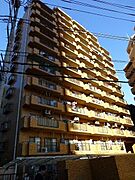 レンガ調の外観が印象的なマンションです。複数のバルコニーが設けられており各住戸で開放感があります。高層建物のため上層階からの眺望も楽しめそうです。落ち着いた色合いで街並みに調和しています。