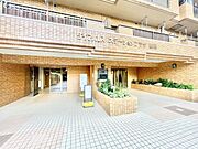 広々としたエントランスは開放感があります。清潔感のあるタイル張りが魅力です。植栽スペースが配置されており落ち着いた印象です。建物へのアプローチもわかりやすく毎日の出入りが快適です。