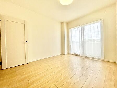 明るい光が差し込む子供部屋です。ナチュラルなフローリングが空間をやさしく演出しています。シンプルな内装でアレンジがしやすい点も魅力です。大きな窓があり換気も十分に行えます。
