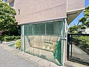 建物の外観と調和したゴミステーションが設置されています。ネット付きで周囲も清潔に保たれています。道路に面した便利な場所にあり日常の利便性を実感できます。周辺は緑も多く落ち着いた印象です。