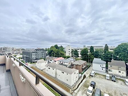 広がる空と緑の調和が印象的な眺望です。周辺には低層の建物が多く視界が開けています。バルコニーからの清々しい風景が楽しめます。現地ならではの雰囲気を感じられます。眺望を重視される方におすすめです。