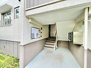 エントランスには掲示板や郵便受けが設置されており日々の利用に便利です。階段もゆとりある造りで明るい空間が広がります。建物の外壁は落ち着いた色合いで全体的に清潔感があります。