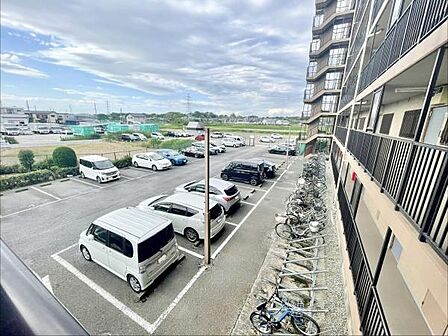敷地内に複数台の車が駐車できるスペースがあります。見通しの良いレイアウトで駐車もしやすいです。自転車置き場も併設されていて利用に便利です。建物のすぐ横に位置しアクセスもスムーズです。