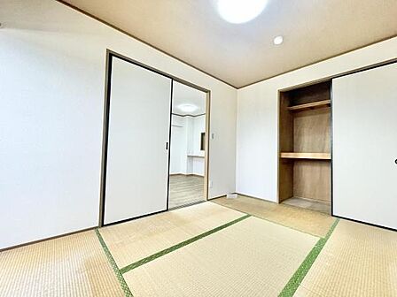 和室ならではの落ち着いた雰囲気が魅力です。押入れ収納があり空間をすっきりと利用できます。畳の風合いが心地よくさまざまな用途に対応しています。明るい照明で室内がしっかりと照らされています。