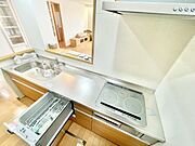 キッチンには食洗機が備わっており日々のお手入れがスムーズに行えます。IHクッキングヒーターが採用されておりお掃除も簡単です。ワイドなシンクと広々とした作業スペースが確保されています。