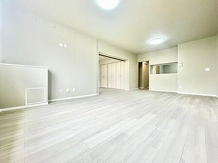明るい色調のフローリングが空間を広く見せてくれます。間仕切りが少なく開放感を感じられるリビングです。収納スペースも充実しすっきりとした印象です。シンプルな内装で幅広いインテリアに合わせやすい仕様です。