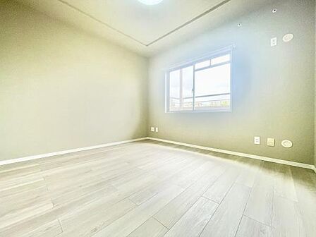 明るい窓から自然光がたっぷり入る洋室です。シンプルな内装でインテリアを楽しめます。床材はやさしい色合いで雰囲気も柔らかいです。すっきりとした形状でレイアウトがしやすい洋室となっています。