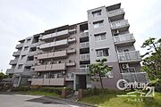 外観は洗練されたデザインで各住戸にはバルコニーが設けられています。周囲には緑も多くゆったりとした雰囲気が感じられます。エントランス周辺も整備されており全体的に落ち着いた外観となっています。