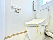 明るく清潔感のあるトイレ空間です。ホワイトを基調とした内装で清掃もしやすい床材を採用しています。窓が設けられているため換気しやすい点もポイントです。