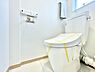 トイレ：明るく清潔感のあるトイレ空間です。ホワイトを基調とした内装で清掃もしやすい床材を採用しています。窓が設けられているため換気しやすい点もポイントです。