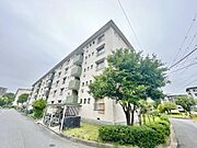 周囲に緑が多く落ち着いた雰囲気の外観です。道路が広く出入りしやすい立地です。外観から管理の行き届いた印象が感じられます。