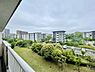 その他：バルコニーからは広々とした緑の景色を楽しめます。周囲には整った建物が並び落ち着いた雰囲気が広がっています。駐車スペースや遊歩道も見渡せて開放感があります。視界を遮る建物が少なく眺めが大きく広がります。