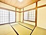 和室：畳敷きの和室が広がる空間です。障子から差し込むやわらかな光が印象的です。木のぬくもりが感じられる天井と柱が調和しています。落ち着いた雰囲気が広がる一室です。収納スペースも確保されています。