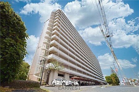 開放感を感じる外観が特徴の建物です。整然としたバルコニーが並びすっきりとした印象です。青空に映える外観デザインが目を引きます。敷地内には駐車スペースも確保されています。