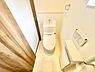 トイレ：白を基調とした明るいトイレです。温水洗浄便座や手洗い付きで使い勝手に配慮されています。壁面には収納やペーパーホルダーも設置されています。清潔感のある空間となっています。