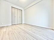 明るいフローリングが特徴的な洋室です。落ち着いた色合いで圧迫感を感じにくい空間です。収納力のあるクローゼット付きです。壁や床の状態も良好です。
